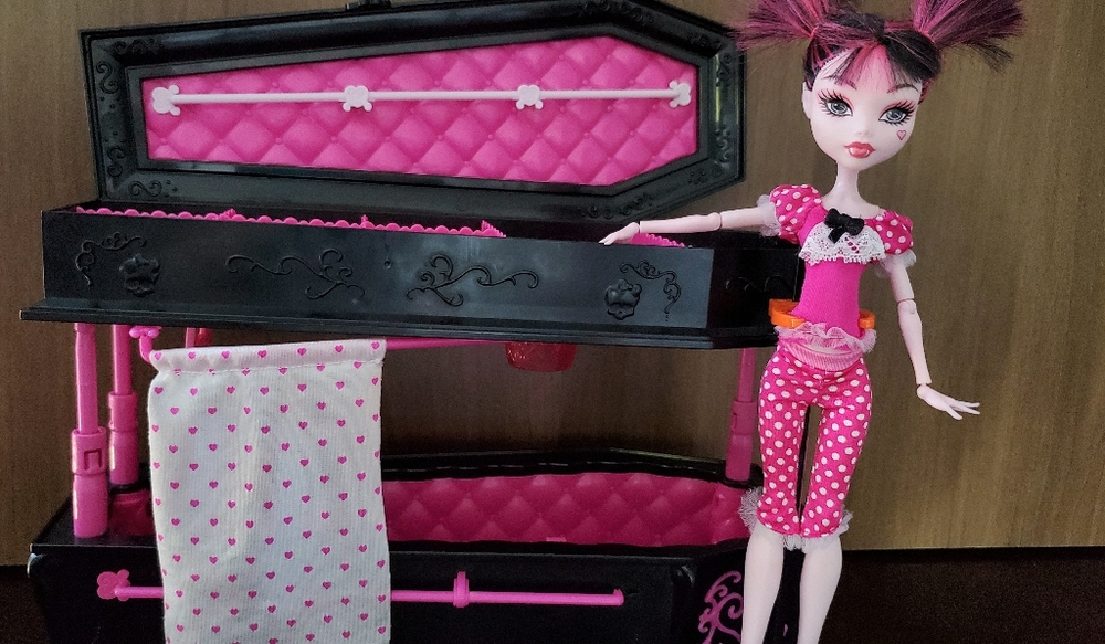 Monster High Dead Tired Draculaura Coffin Jewelry